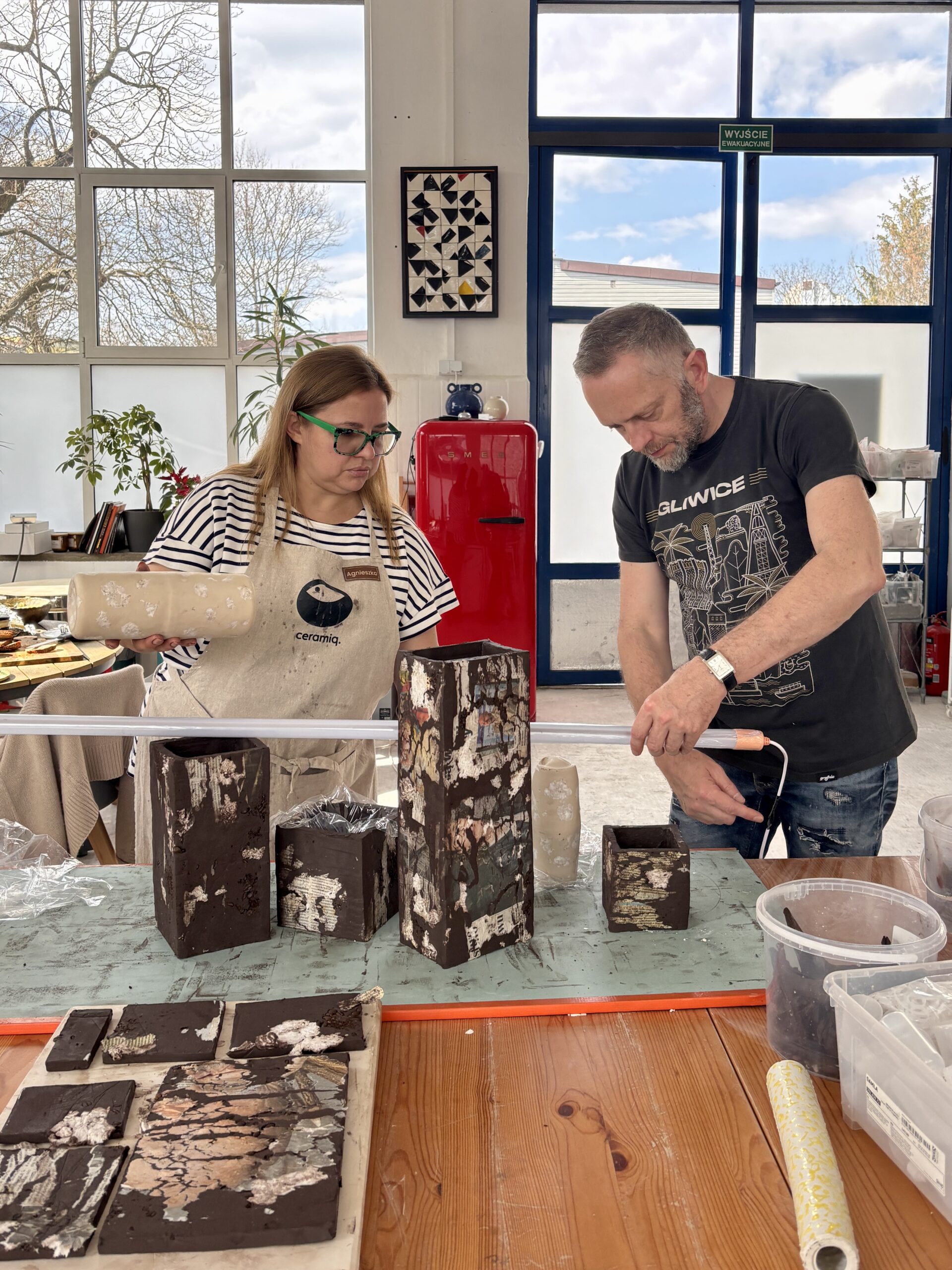 Światło, papier i kawa – przepis na dzieło sztuki z Adamem Sobotą